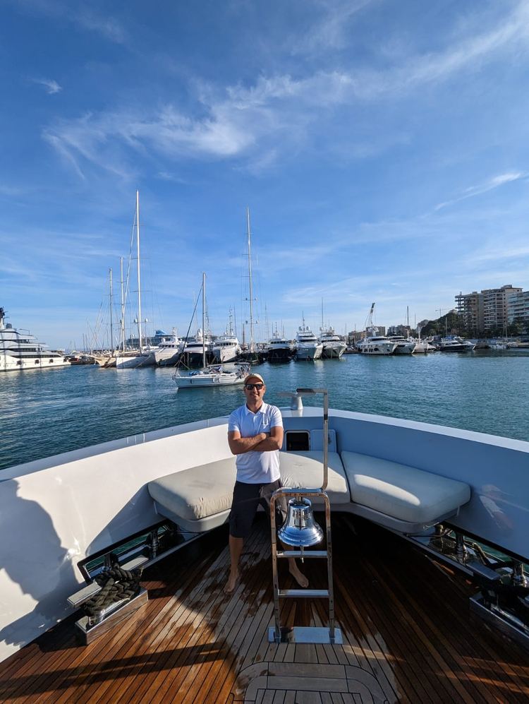 Revisión de embarcación en marina
